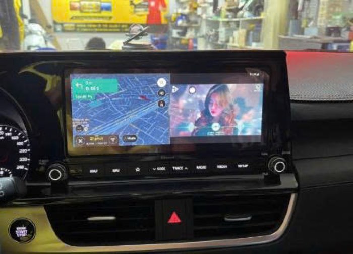 Vừa dẫn đường vừa xem video trên Kia Seltos